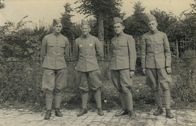 602856 Groepsportret met vier dienstplichtige militairen met links Karel van Steenwijk (1915-1991).